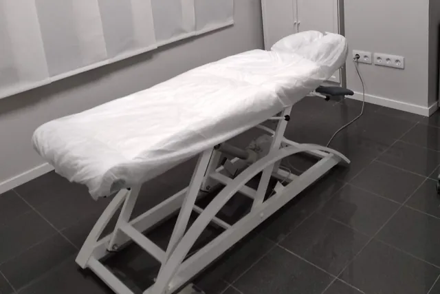 Sala de tractament · Camilla elèctrica i intimitat a cada sessió